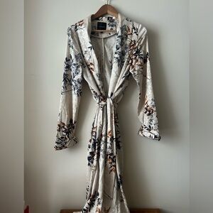 Dynamite Floral Satin Robe - Cream and Navy